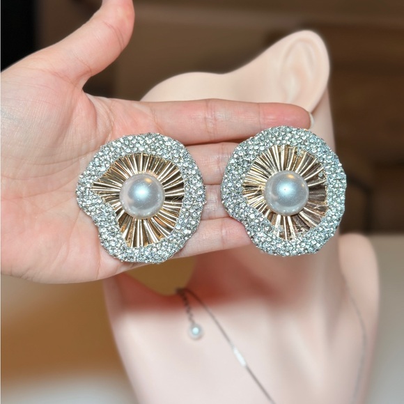 ⚜️ Classical Gold and Silver Pearl Earrings - Picture 8 of 8